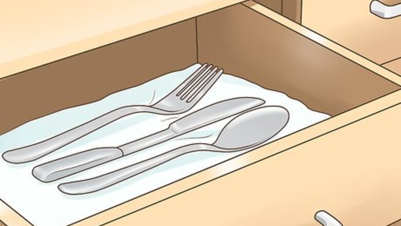 How to Store Healthy Snacks in Your Work Desk