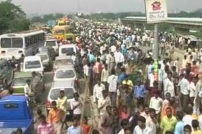 Protestors open fire to control angry mob in Ghaziabad