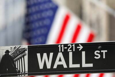 US Stocks Hold Gains on Fed Rate Optimism and Positive Economic Data