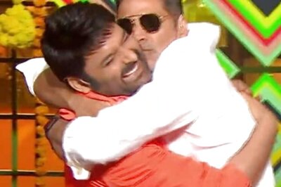 Akshay Kumar Gives Kapil Sharma ‘Geeli Chummi’ While Talking About Side Effects of Holi; Watch