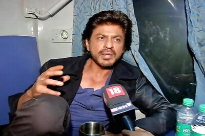 Shah Rukh Khan Condoles Death at Vadodara Railway Station
