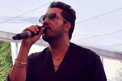 Mika Singh to Meet Film Body Tomorrow to Discuss Ban from Indian Film Industry for Performing in Pakistan